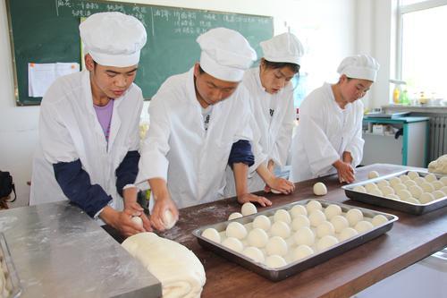 5月10日下午庆阳特殊教育学校职业技能培训基地面食制作班学生学习揉