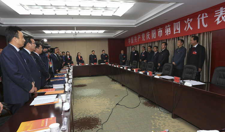 贠建民朱涛等看望出席市第四次党代会代表