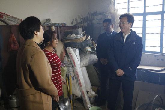 贠建民：加快改善农村基础条件 让群众生活得更加幸福