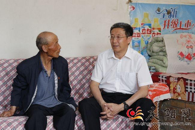 朱涛走访慰问生活困难老党员