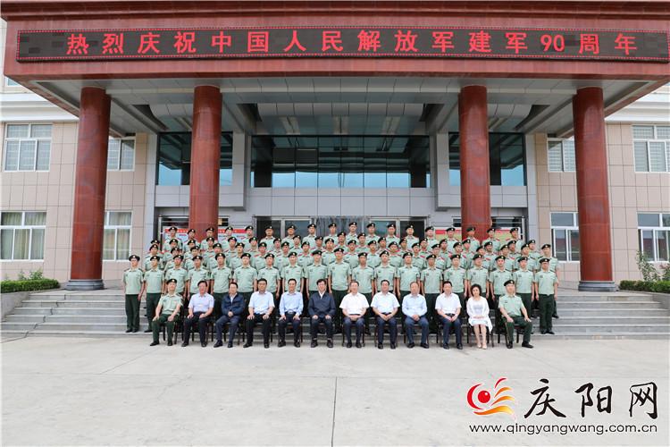 贠建民朱涛看望慰问驻庆部队官兵