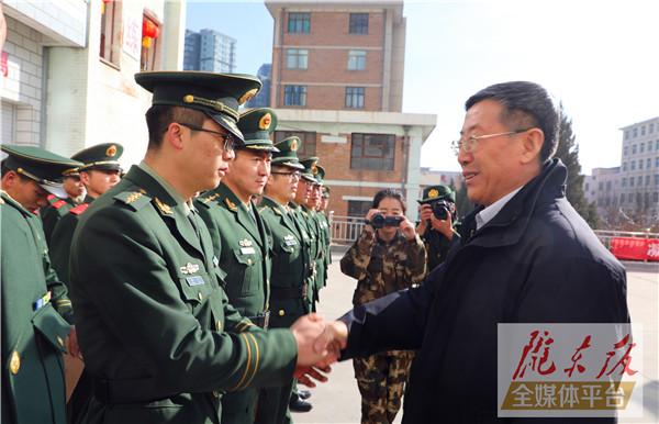 朱涛慰问驻庆部队官兵和节日值班一线职工