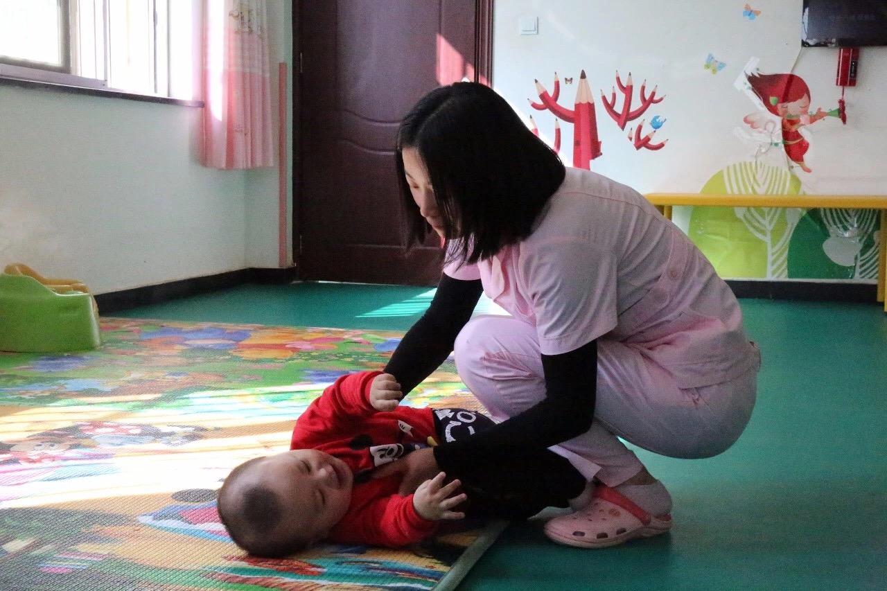 以爱之名，90后女孩重回福利院