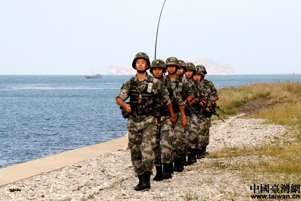 北部战区陆军某海防旅海防五连官兵演示岛上巡逻课目.
