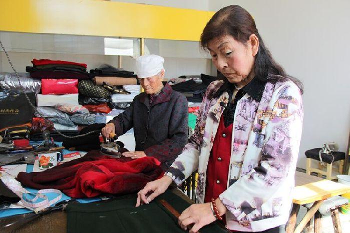 【庆阳视频】母女裁缝44年记录衣橱里的“芳华”