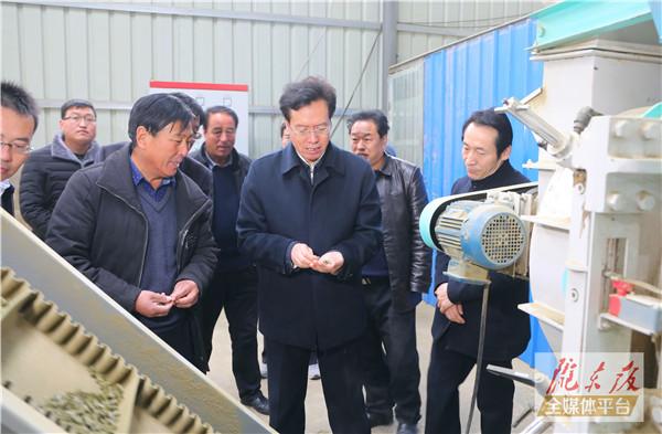 贠建民在镇原县调研产业扶贫工作