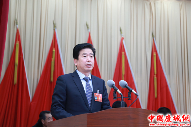 梁世刚代表庆城县人民政府作政府工作报告