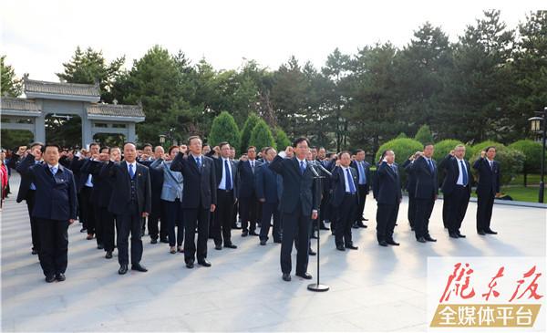 庆阳市委常委会“不忘初心、牢记使命”主题教育读书班结业式暨向南梁革命烈士纪念碑敬献花篮仪式举行