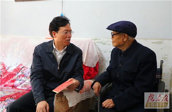 贠建民国庆节前夕看望慰问离休老同志和老党员