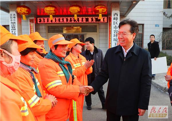 贠建民董建镇看望慰问环卫工人驻庆官兵和春节值班一线干部职工