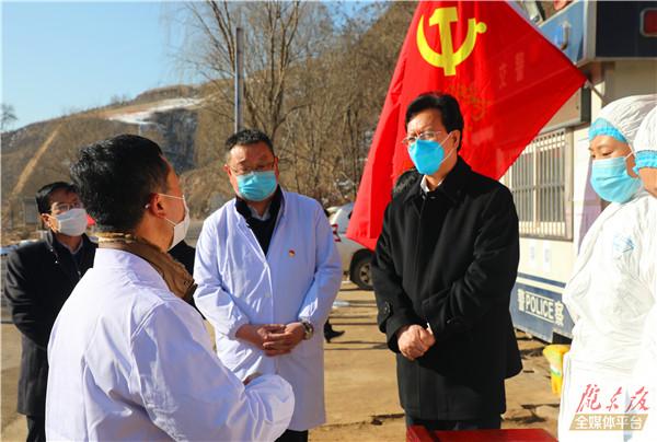 贠建民在华池县暗访检查疫情防控工作时强调 落实落细最严防控措施 坚决遏制疫情输入蔓延