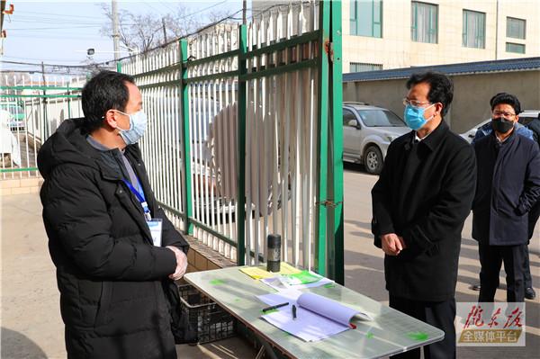 贠建民在西峰区检查“三无”小区疫情防控工作时强调 严格落实网格化管理 坚决防止疫情输入蔓延