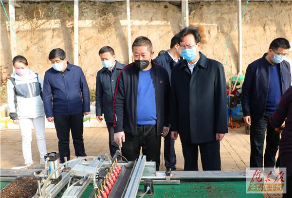 贠建民在西峰区调研物资生产供应和春耕备耕工作时强调 全力做好生活物资生产供应和春耕备耕工作 确保疫情防控和生产发展两手抓两不误