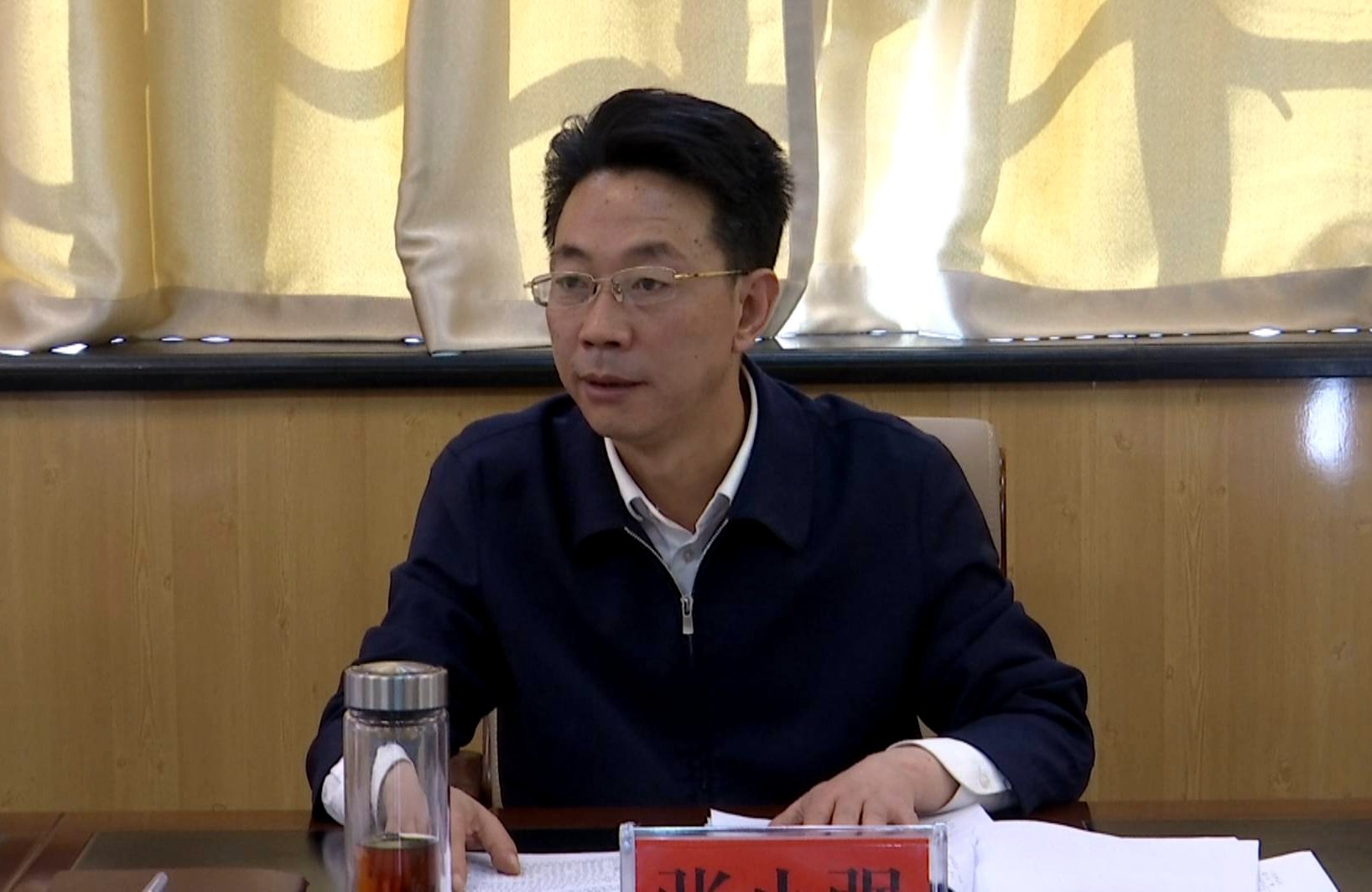 县委副书记,县长张小强主持会议并讲话,刘海宁,朱悦,宋生明,邱军,赵迎