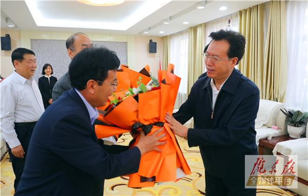 贠建民到陇东学院和北师大庆阳附校看望慰问教师代表 向全市广大教职员工祝贺第36个教师节
