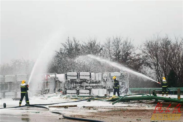 32吨油罐车侧翻泄露，庆阳消防雨雪中奋战12个小时成功处置