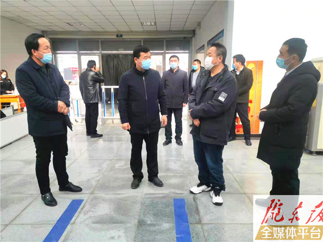 王向阳赴华池县督导疫情防控并开展走访慰问活动