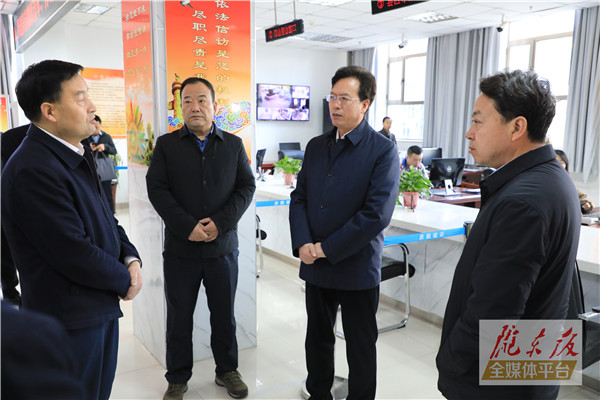 贠建民卢小亨节后看望慰问干部职工