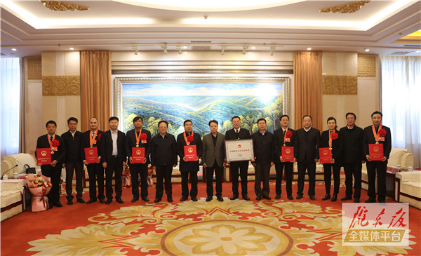 载誉归来！卢小亨会见庆阳市全国脱贫攻坚奖获奖代表