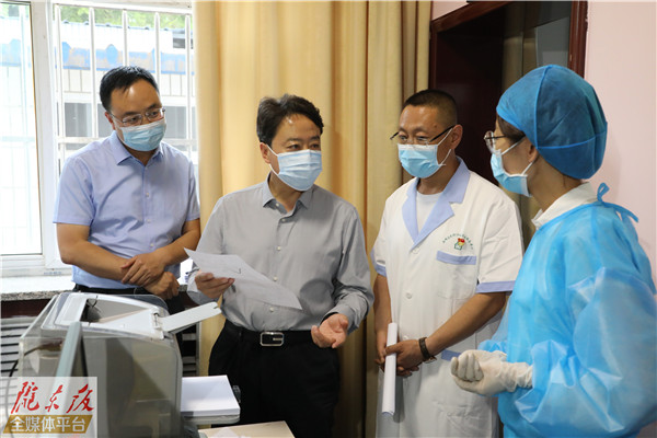 卢小亨在西峰城区检查常态化疫情防控和疫苗接种工作