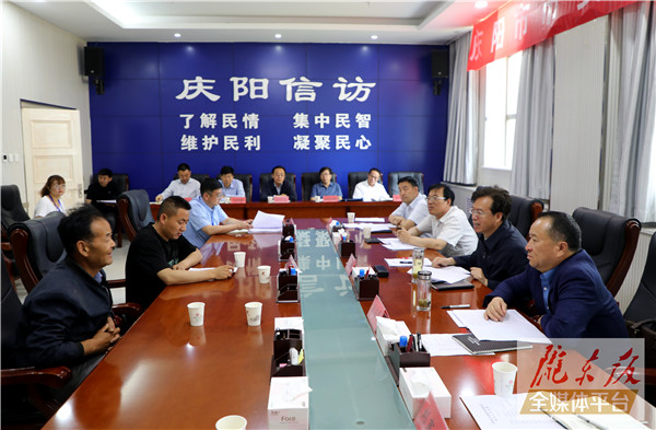 贠建民在市信访大厅接待来访群众时强调 带着责任带着感情做好信访工作 依法依规切实维护群众合法权益