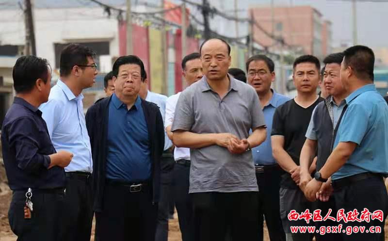 西峰        刘兴峰首先来到北部门户区提质改造工程施工现场,实地