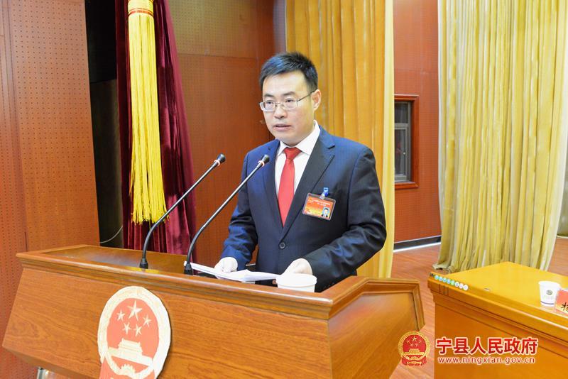 在热烈的掌声中,县委副书记,代县长冯毅代表宁县人民政府向大会作政府