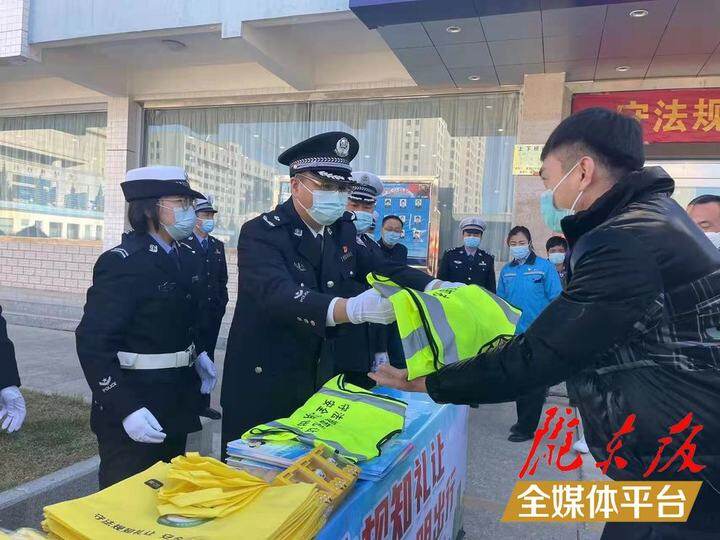 2021年庆阳市暨西峰区第十个“全国交通安全日”群众性主题活动启动仪式举行