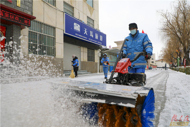 西峰城区：他们走上街头清扫积雪保畅通