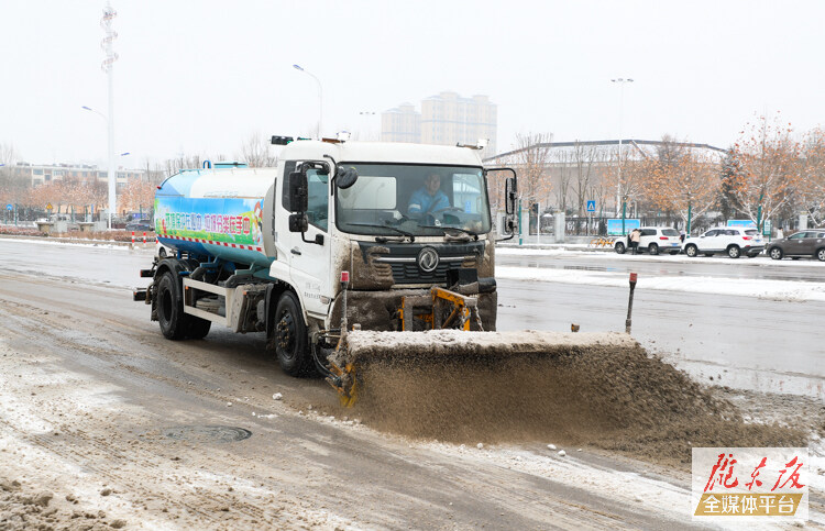 【摄影报道】西峰城区环卫工人除雪除冰，保障市民出行安全