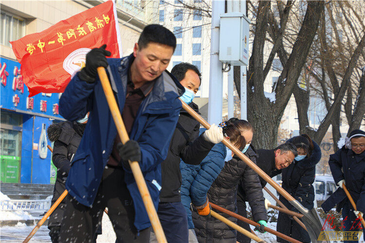 【摄影报道】庆阳：不畏严寒除冰雪，道路畅通暖人心