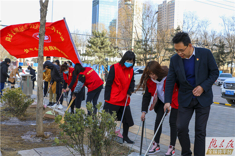 【摄影报道】他们走上街头，践行雷锋精神