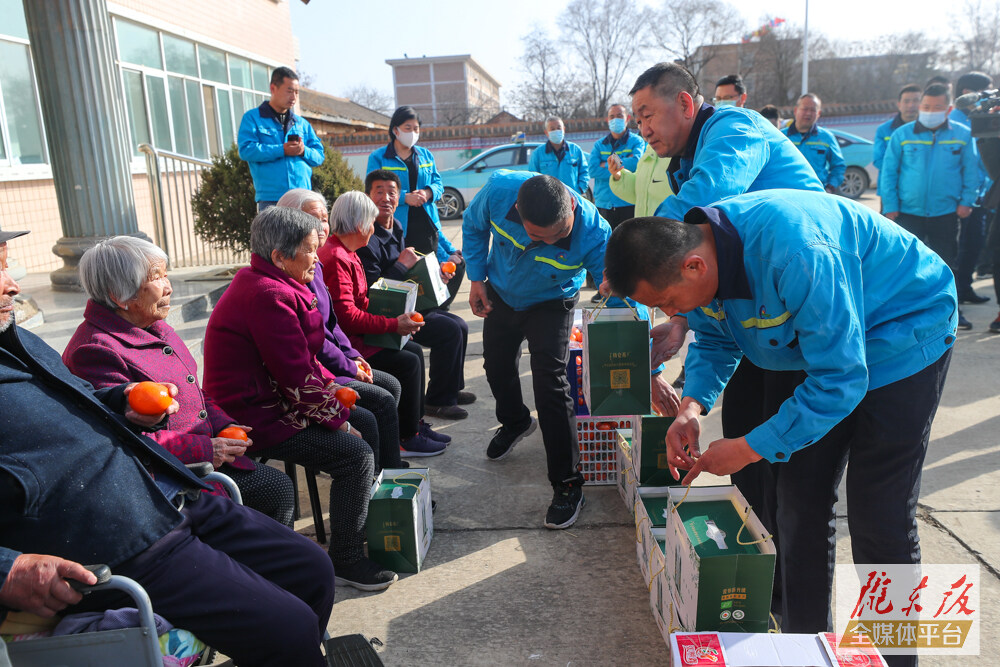 【摄影报道】唠家常、搞卫生、剪头发……庆阳市雷锋车队今天很赞