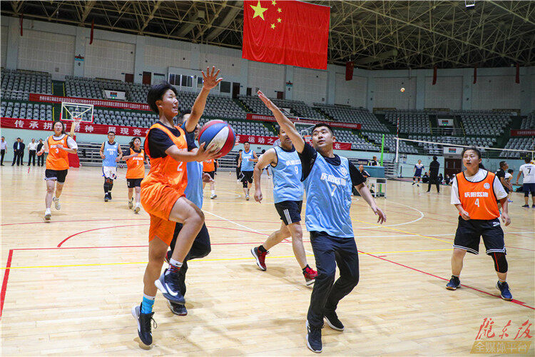 在庆阳体育馆开展的篮球比赛。