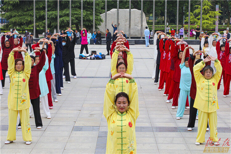 在庆阳体育馆西广场开展的太极拳展演活动。