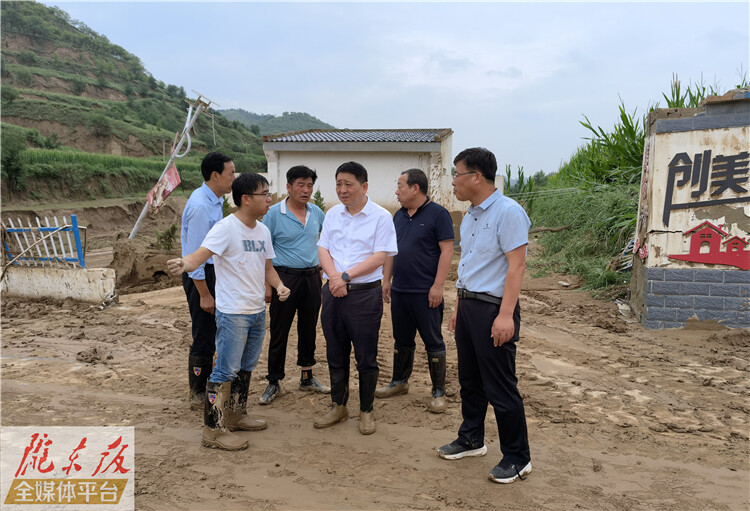 周继军在庆城县指导防汛抢险救灾工作