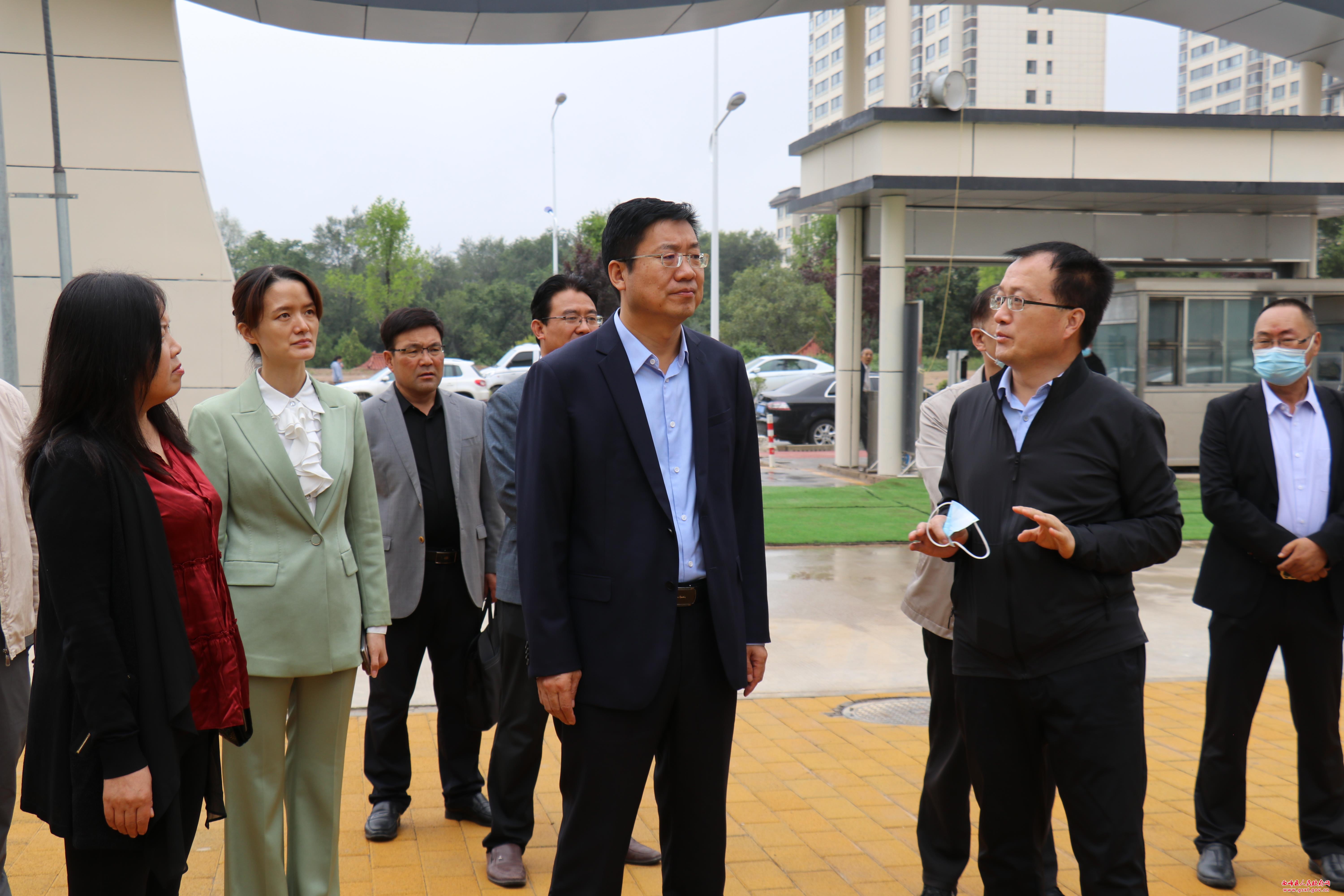 张希岳在检查团结小学新校区项目建设进展情况时强调 树立正确办学理念 加强校园文化建设 努力把团结小学建设成为全区 全市示范学校