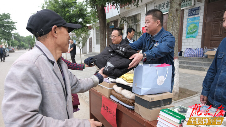 【摄影报道】“传美德·献爱心·促振兴”国网庆阳市西峰区供电公司开展爱心捐赠活动