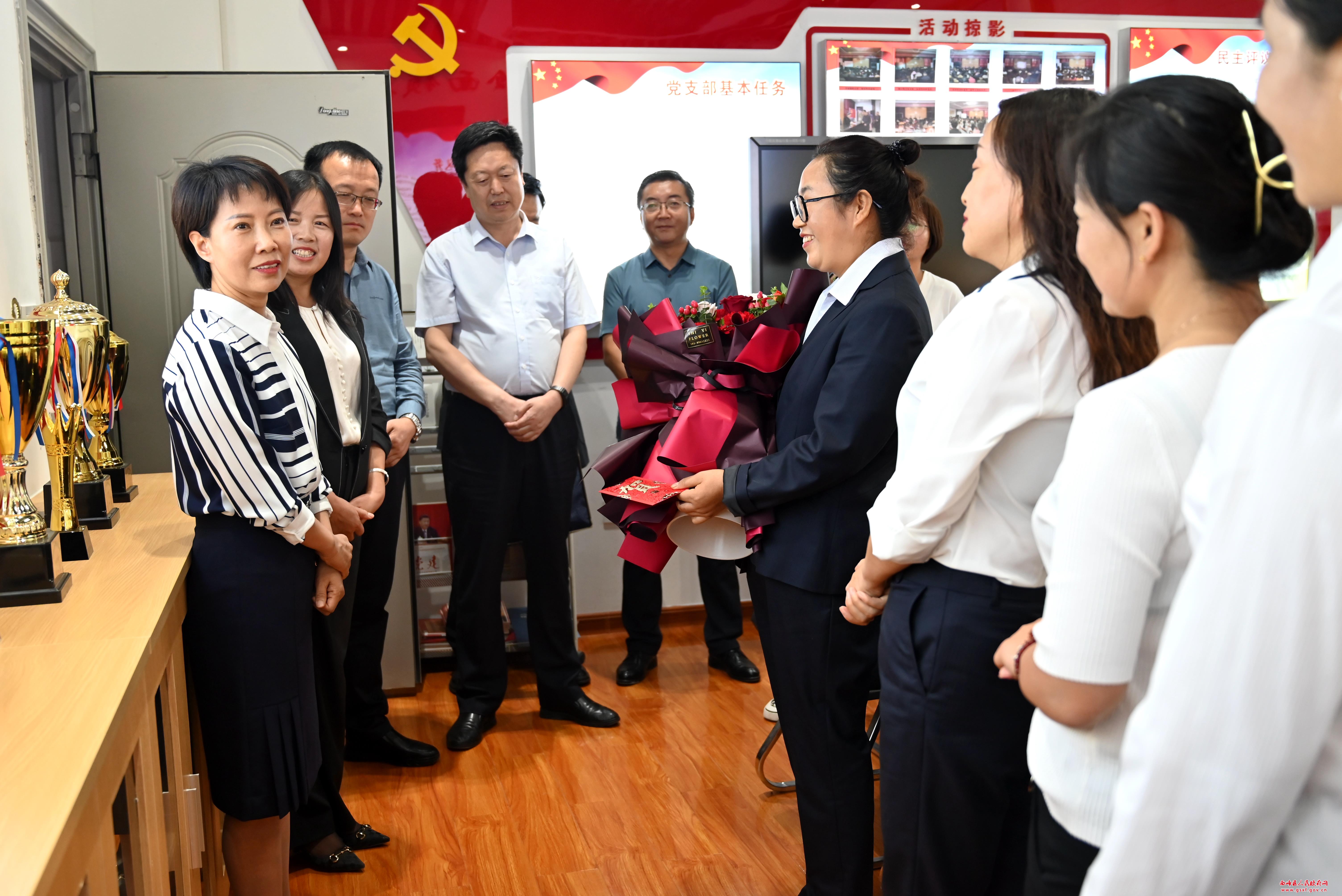史建芳看望慰问团结小学优秀教师