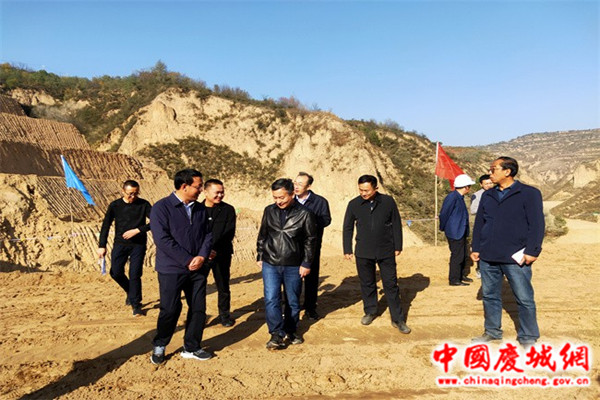 张鸿举一行深入庆城县南庄乡督查淤地坝项目建设情况