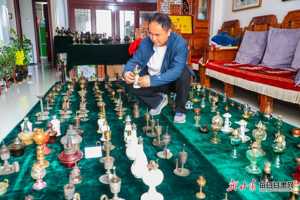 【图片故事】照亮时代记忆 传承历史文化 西峰区市民王小平收藏530盏老油灯