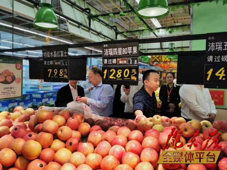 庆阳苹果在深圳一家超市销售。