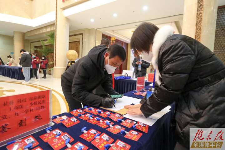 出席政协庆阳市第五届委员会第二次会议的委员有序向大会报到