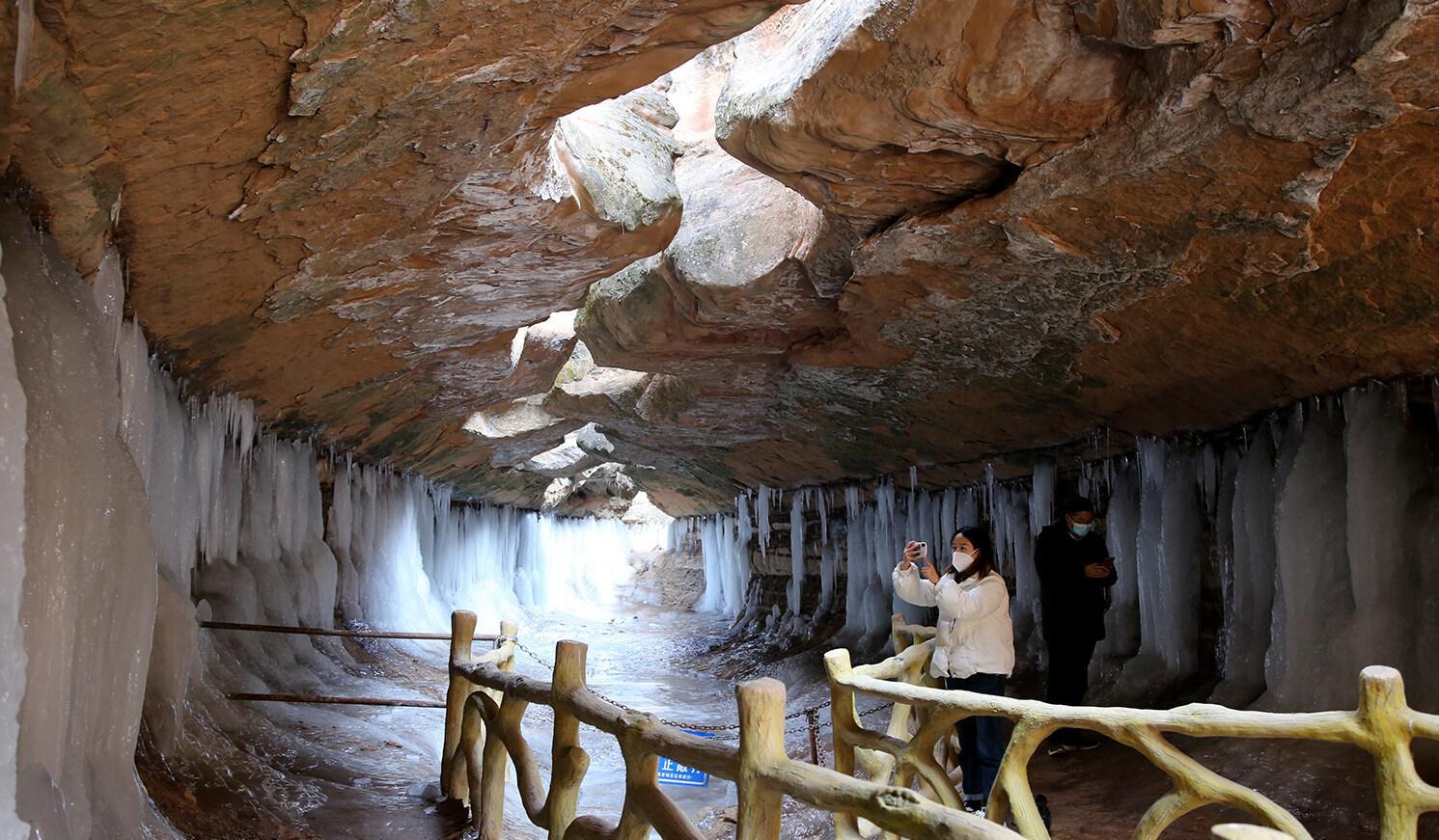 西峰：冰雪奇观吸引游客“打卡”