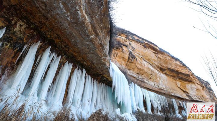 【摄影报道】弯镰沟如意峡冰瀑奇观引游客慕“冰”来赏