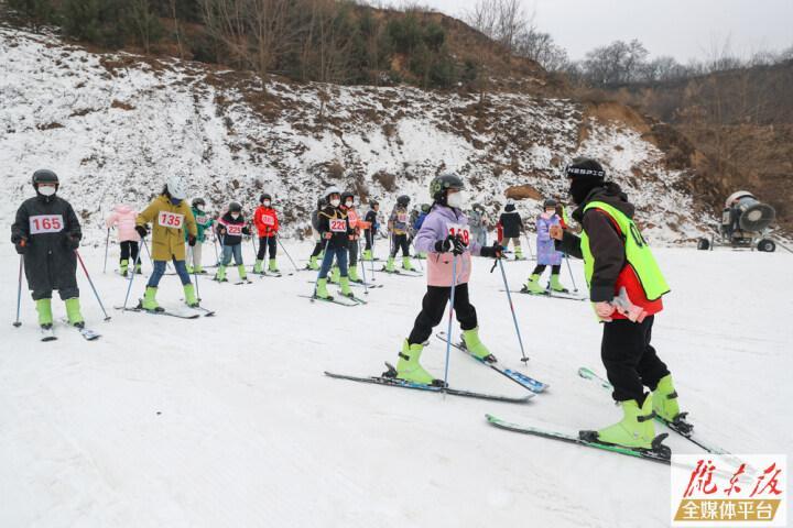 【摄影报道】庆阳市青少年冬令营暨第五届“体彩杯”高山滑雪比赛在陇东冰雪健身基地开幕