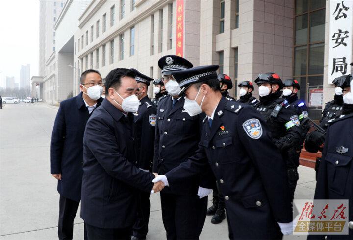 庆阳市四大班子领导春节前看望慰问节日值班单位干部职工和驻庆部队官兵