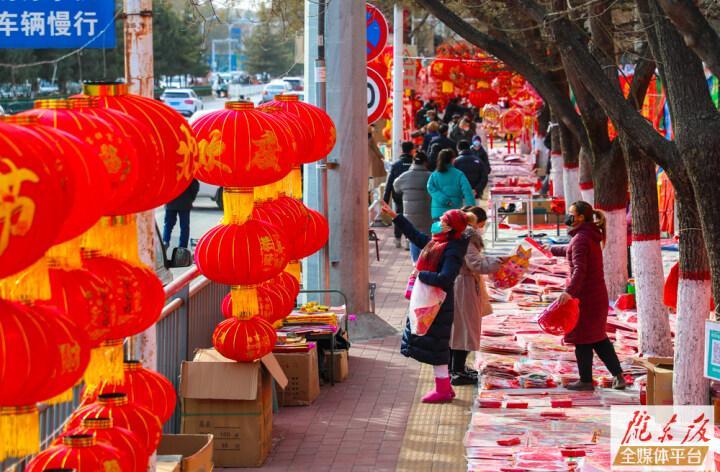 【网络中国节·春节·摄影报道】春节将至年味浓，春联市场分外“红”