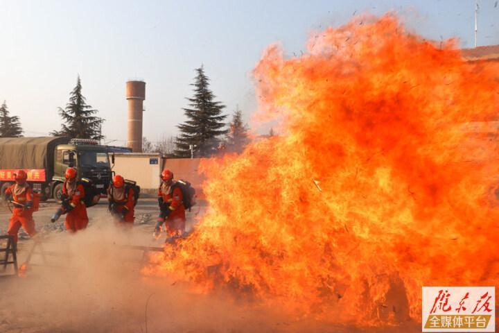 【摄影报道】庆阳市森林消防大队冬季大练兵火热进行中