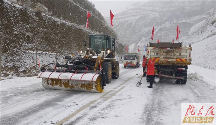 庆阳公路事业发展中心积极除雪防滑保障公路安全畅通